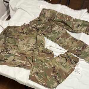 NWT US Army Camo Uniform (M)